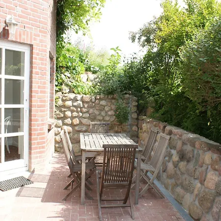 In Mit Garten Und Terrasse